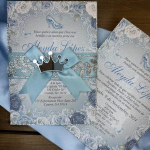 Assepoester prinses quinceanera, lichtblauw en zilverkleurig bloemen, elegant koets, sprookjeskasteel, uitnodiging prinses quinceañera
