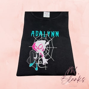 Camisa bordada de Spider-Girl: atuendo personalizado para fiesta de cumpleaños