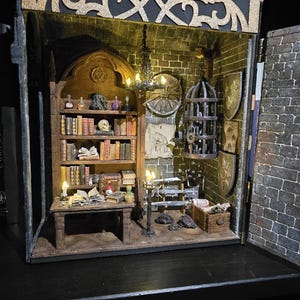 Exklusive The Witcher BookNook, handgefertigte gotische Miniatur-Diorama-Bibliothek – Bonus: echter Ätna-Vulkan-Lavastein