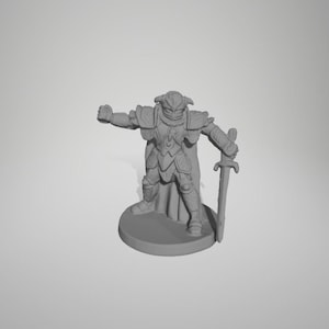 Puede incluir: Una figura en miniatura de plástico gris de un guerrero con armadura y empuñando una espada. La figura está de pie sobre una base redonda.