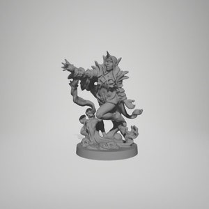 Puede incluir: Una figura miniatura gris de una figura femenina con una túnica fluida, lanzando un hechizo con su mano derecha. La figura está de pie sobre una base con un diseño de remolino.