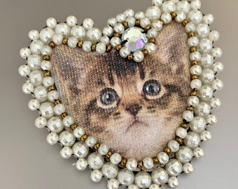 Perlenbrosche mit Katzenporträt