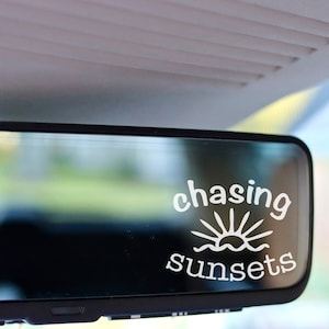 Chasing Sunsets SVG, Lusterko wsteczne SVG, Lusterko samochodowe SVG, Naklejka na lustro SVG, Clipart podróżny, Zachody słońca SVG, Chasing Sunsets Png