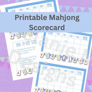 Peut inclure: Scorecard de Mahjong imprimable avec un design bleu et blanc. La feuille de score comprend des espaces pour les scores de jeu et des instructions sur la façon de tenir les scores. L'image montre également des tuiles de Mahjong décoratives.