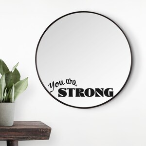 Eres fuerte SVG, Afirmación positiva SVG, Refranes positivos para mujeres Png, Mujer fuerte Png, Calcomanía de espejo SVG, Espejo retrovisor Svg
