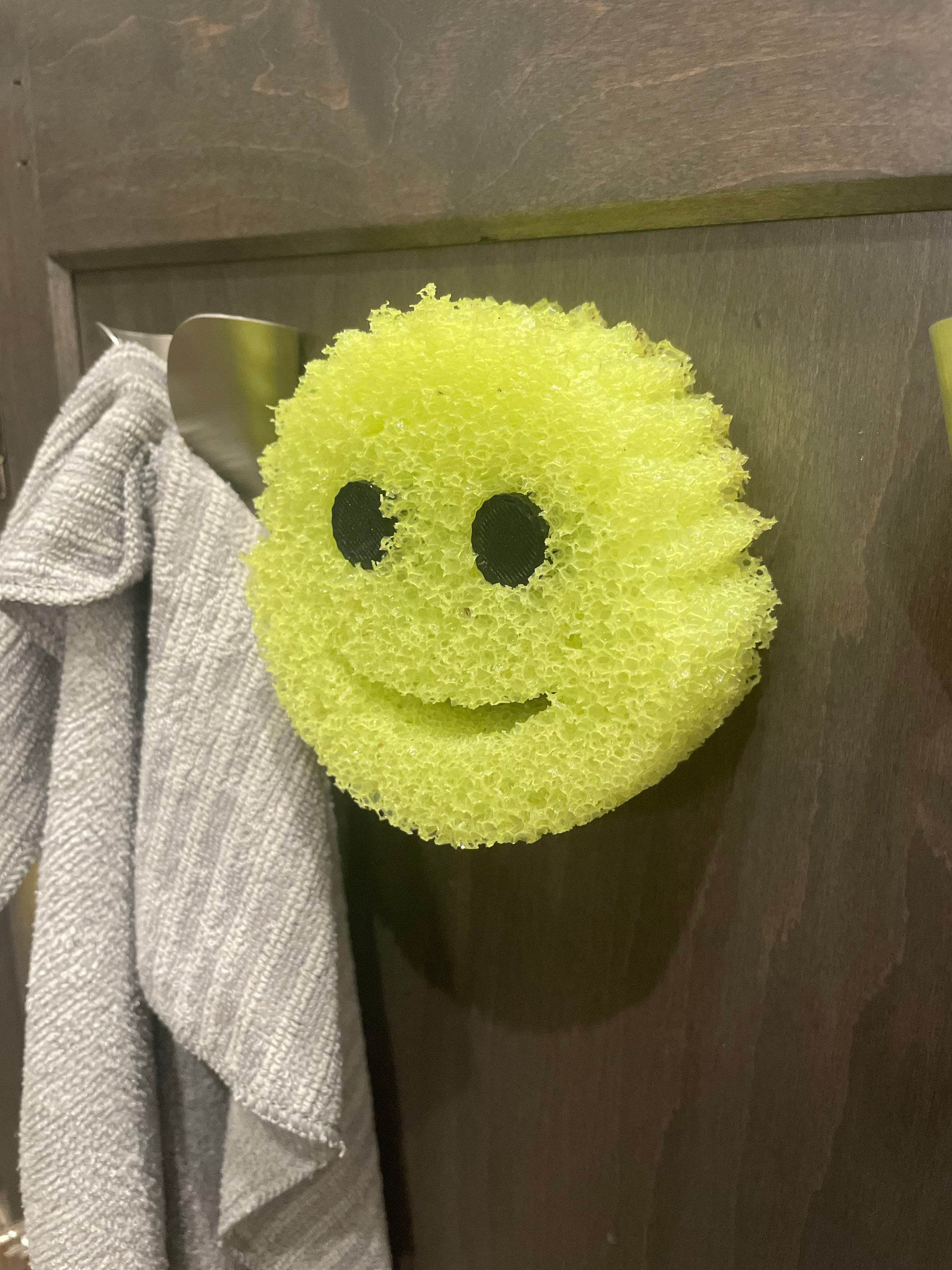 Scrub Daddy Sponge Holder - Sponge Caddy - Suction Sponge Holder, Sink  Organizer for Kitchen and Bathroom, Self Draining, Easy to Clean Dishwasher  Safe, Universal for Sponges and Scrubbers 