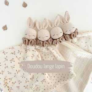 Doudou lapin pour bébé ~ Doudou lange au crochet et gaze de coton ~ Doudou personnalisable fait main ~ Idée cadeau naissance/babyshower