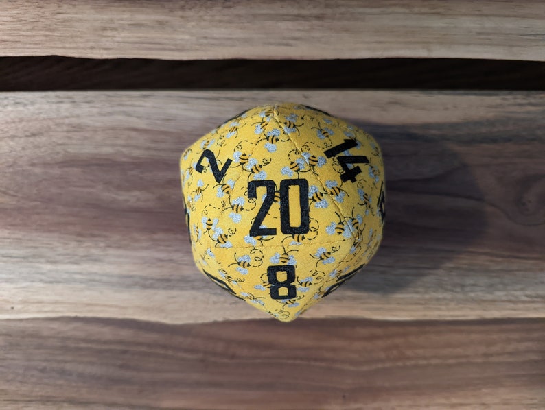 d20 / glitter bees pattern / oversized 5 handmade fabric DnD/RPG polyhedral die imagem 1