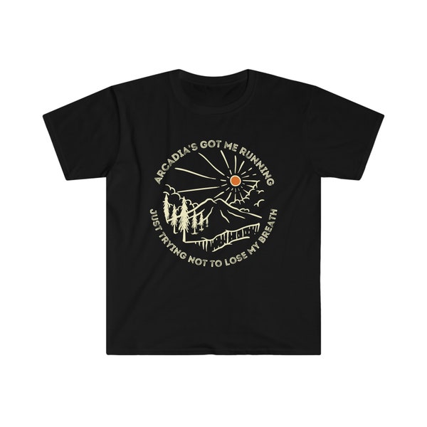 以下が含まれることがあります： 山脈、木、太陽が描かれた円形グラフィックが特徴の黒いTシャツ。「Arcadia's Got Me Running, Just Trying Not to Lose My Breath」というテキストがクリーム色でグラフィックの周りに印刷されています。