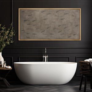 Puede incluir: Un ba&ntilde;o moderno con una ba&ntilde;era blanca de forma ovalada. Encima de la ba&ntilde;era cuelga una obra de arte enmarcada con un fondo gris y un patr&oacute;n de peces. Las paredes son negras y el suelo tiene un patr&oacute;n de madera oscura.