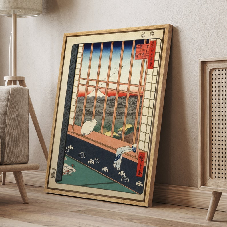Pu&ograve; includere: Una stampa giapponese vintage su legno che raffigura un gatto bianco seduto su un davanzale di una finestra con vista su un paesaggio con una montagna in lontananza. La finestra &egrave; incorniciata da un reticolo di legno e la stampa &egrave; incorniciata in una cornice di legno.