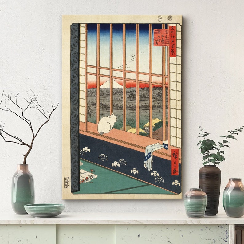 Pu&ograve; includere: Una stampa giapponese su legno che raffigura un gatto bianco che guarda fuori da una finestra con vista sul monte Fuji in lontananza. Il gatto &egrave; seduto su un davanzale con un panno rosso e bianco che pende. La finestra &egrave; in legno e ha un design a traliccio. La stampa &egrave; intitolata "Un gatto che guarda il monte Fuji" in giapponese.