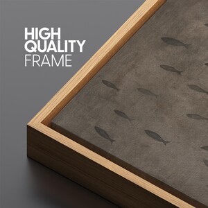 Puede incluir: Impresi&oacute;n en lienzo enmarcada con un patr&oacute;n repetido de siluetas de peces sobre un fondo marr&oacute;n texturizado. El marco es de madera clara y el texto "HIGH QUALITY FRAME" es visible.