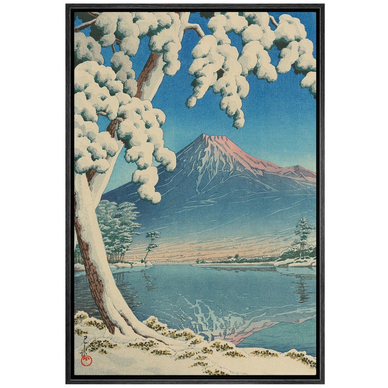 Puede incluir: Una estampa en madera que representa el monte Fuji en la distancia, con un &aacute;rbol nevado en primer plano y un lago que refleja la monta&ntilde;a. El cielo es de un azul vibrante, y la monta&ntilde;a es de un rosa y un azul suave.