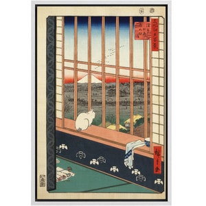 Pu&ograve; includere: Una stampa giapponese su legno che raffigura un gatto bianco seduto su un davanzale, che guarda un paesaggio del monte Fuji in lontananza. La finestra &egrave; fatta di graticcio di legno e il gatto &egrave; seduto su una mensola di legno. La stampa &egrave; intitolata "Un gatto che guarda il monte Fuji" in giapponese.