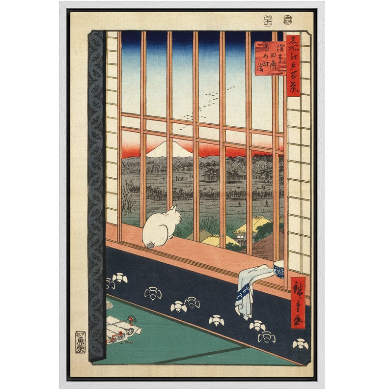 Pu&ograve; includere: Una stampa giapponese su legno che raffigura un gatto bianco seduto su un davanzale, che guarda un paesaggio del monte Fuji in lontananza. La finestra &egrave; fatta di graticcio di legno e il gatto &egrave; seduto su una mensola di legno. La stampa &egrave; intitolata "Un gatto che guarda il monte Fuji" in giapponese.