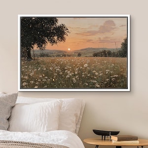 Puede incluir: Una impresi&oacute;n de arte mural rectangular que presenta un paisaje de un campo lleno de margaritas blancas bajo un cielo al atardecer. Un gran &aacute;rbol oscuro se encuentra a la izquierda, mientras que el horizonte muestra colinas y un sol naranja.