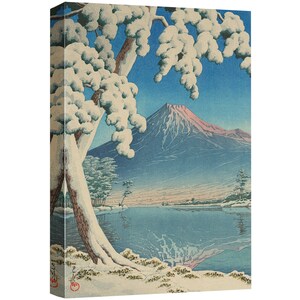 Puede incluir: Una estampa en madera que representa el monte Fuji en la distancia, con un &aacute;rbol cubierto de nieve en primer plano y un lago en el plano medio. El cielo es de un azul claro, y la monta&ntilde;a es de un rosa p&aacute;lido y azul. El &aacute;rbol es de un marr&oacute;n oscuro, y el lago es de un azul claro.