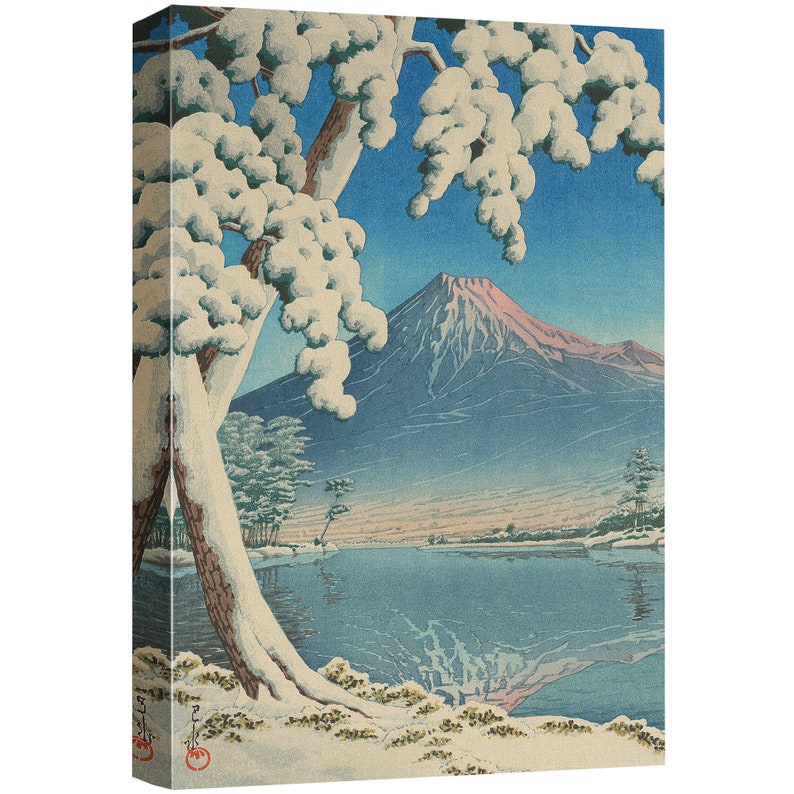 Puede incluir: Una estampa en madera que representa el monte Fuji en la distancia, con un &aacute;rbol cubierto de nieve en primer plano y un lago en el plano medio. El cielo es de un azul claro, y la monta&ntilde;a es de un rosa p&aacute;lido y azul. El &aacute;rbol es de un marr&oacute;n oscuro, y el lago es de un azul claro.