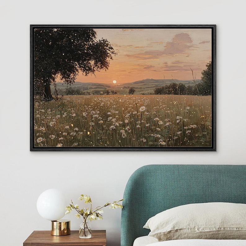 Puede incluir: Una impresi&oacute;n art&iacute;stica rectangular enmarcada que representa una puesta de sol sobre un campo de flores silvestres blancas y hierba alta. Un gran &aacute;rbol oscuro se alza a la izquierda, con colinas al horizonte bajo un cielo naranja y rosado.
