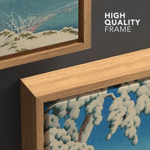 Puede incluir: Una impresi&oacute;n japonesa en madera enmarcada que representa un paisaje nevado con un &aacute;rbol en primer plano. El marco est&aacute; hecho de madera marr&oacute;n claro y tiene un acabado de alta calidad. El texto "HIGH QUALITY FRAME" est&aacute; impreso sobre un fondo gris oscuro.