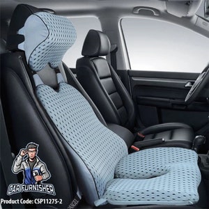 Pode incluir: Um assento de carro azul claro com um design de malha e um apoio de cabeça. O assento está no banco do passageiro da frente de um carro. O código do produto é CSP11275-2.