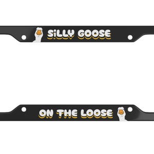 Könnte beinhalten: Schwarzer Nummernschildrahmen mit einer weißen Gänseillustration und dem Text "Silly Goose On The Loose".
