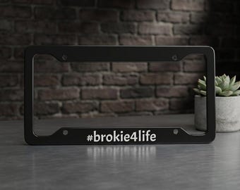 Marco de matrícula Brokie - Matrícula con meme - Accesorio para coche de la generación Z - Accesorio divertido para coche