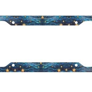 Peut inclure: Cadre de plaque d'immatriculation avec un motif ondulé bleu et turquoise, orné d'étoiles dorées. Le cadre est rectangulaire avec des coins arrondis et des trous pré-percés. Le design évoque un thème de ciel nocturne.