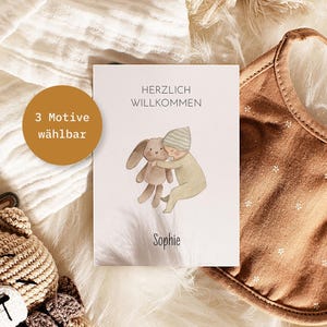 Personalisierte Karte zur Geburt "Herzlich Willkommen - Name", Motiv: Baby kuschelt mit Stoffhase - Klappkarte DinA6 - FineArt Print