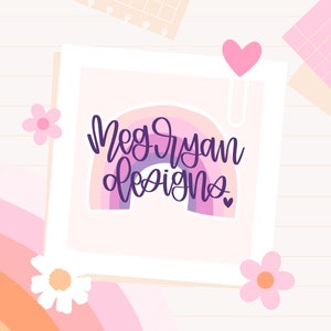 K&ouml;nnte beinhalten: Eine wei&szlig;e Karte mit einem rosa und violetten Regenbogen und dem Text "Meg Ryan Designs" in violetter Schrift. Die Karte befindet sich auf einem wei&szlig;en Hintergrund mit rosa und orangen Streifen.