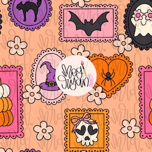 Puede incluir: Patrón repetitivo con motivos de Halloween. El diseño incluye un gato negro, un murciélago, un sombrero de bruja, un fantasma, una araña y una calavera con ojos en forma de corazón, todo dentro de marcos decorativos, sobre un fondo melocotón con acentos florales.