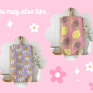 K&ouml;nnte beinhalten: Zwei K&uuml;chent&uuml;cher mit unterschiedlichen Designs. Ein Handtuch hat einen rosa Hintergrund mit gelben Zitronen und rosa Grapefruit-Scheiben. Das andere Handtuch hat einen lila Hintergrund mit wei&szlig;en G&auml;nsebl&uuml;mchen. Der Text "You may also like..." befindet sich oben im Bild.