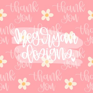 Może przedstawiać: Różowe tło z białymi stokrotkami i powtarzającym się tekstem "thank you". Biały pociągnięcie pędzlem z tekstem "Meg Ryan Designs" w kolorze białym.