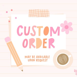 K&ouml;nnte beinhalten: Ein wei&szlig;es Blatt Papier mit den Worten "CUSTOM ORDER" in rosa und orangefarbenen Buchstaben. Der Text "MAY BE AVAILABLE UPON REQUEST" steht unter dem Titel. Eine rosa Blume, ein Bleistift und eine Tasse Kaffee liegen auf dem Papier.