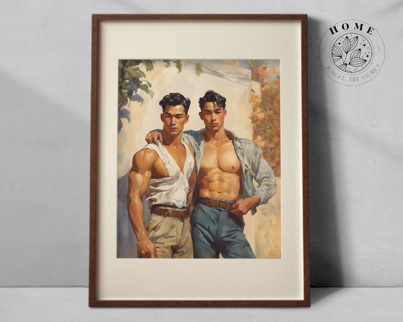 Pode incluir: Uma pintura de dois homens em p&eacute; em frente a uma parede branca com um arbusto floral atr&aacute;s deles. O homem &agrave; esquerda est&aacute; vestindo uma camiseta branca sem mangas e cal&ccedil;as c&aacute;qui. O homem &agrave; direita est&aacute; vestindo uma camisa de brim azul sobre uma camiseta branca sem mangas e jeans azul. A pintura &eacute; emoldurada em uma moldura de madeira marrom.