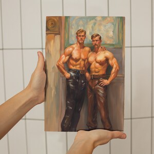 Pode incluir: Uma pintura de dois homens musculosos de p&eacute; lado a lado. Os homens est&atilde;o sem camisa e usam cal&ccedil;as de couro. A pintura &eacute; ambientada no fundo de uma sala com uma janela.