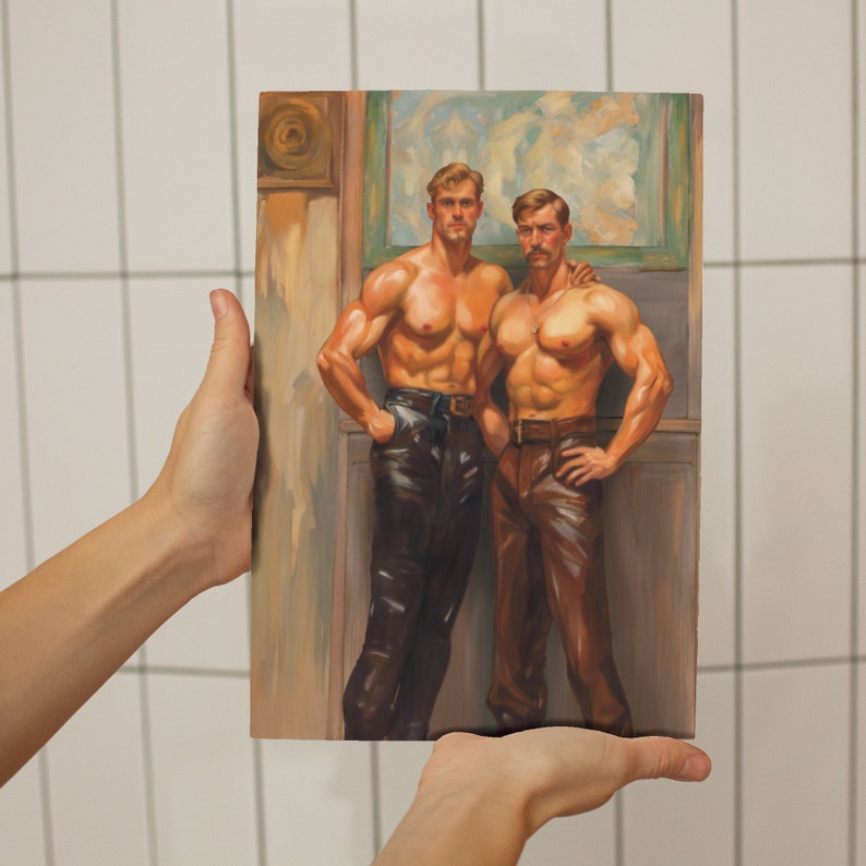Pode incluir: Uma pintura de dois homens musculosos de p&eacute; lado a lado. Os homens est&atilde;o sem camisa e usam cal&ccedil;as de couro. A pintura &eacute; ambientada no fundo de uma sala com uma janela.
