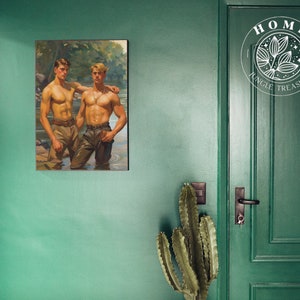 Pode incluir: Uma pintura vintage de dois homens em p&eacute; num rio. Os homens est&atilde;o de peito nu e usam cal&ccedil;&otilde;es c&aacute;qui. A pintura &eacute; enquadrada e pendurada numa parede verde.