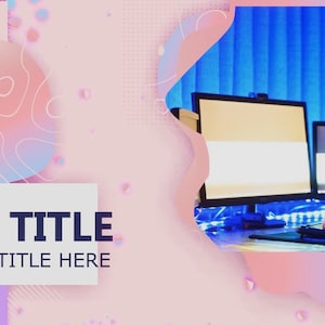 Könnte beinhalten: Eine junge Person sitzt vor zwei Computermonitoren, einer zeigt ein Videospiel an, während sie Tastatur und Maus benutzt. Das Bild hat einen rosa und blauen Hintergrund mit abstrakten Formen und Text, der "FIRST TITLE" und "FIRST SUBTITLE HERE" lautet.