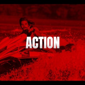 Peut inclure: Une personne conduisant un jet ski blanc sur une étendue d'eau rouge. Le mot "ACTION" est superposé à l'image en texte blanc.