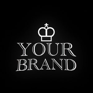 Peut inclure: Une couronne blanche avec une croix au sommet, au-dessus du texte "YOUR BRAND" en police blanche serif.