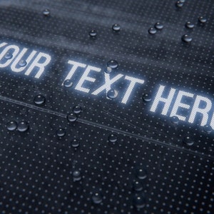 Könnte beinhalten: Ein dunkelgrauer Hintergrund mit einem weißen Punktmuster und Wassertropfen. Der Text "YOUR TEXT HERE" wird in Weiß angezeigt.