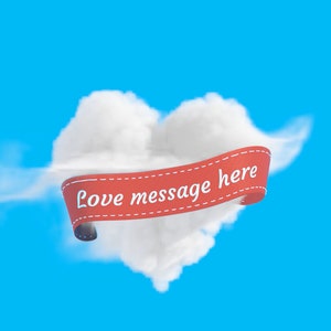 Puede incluir: Una nube blanca con forma de coraz&oacute;n con una cinta roja que dice "Love message here" sobre un fondo azul.