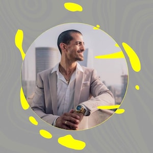 Peut inclure: Un homme en costume beige clair avec une chemise blanche et une montre en or sourit et regarde vers la droite. Il se tient devant un panorama urbain.