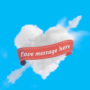 Puede incluir: Una nube blanca con forma de coraz&oacute;n con una cinta roja que dice "Love message here" sobre un fondo azul.