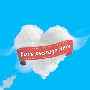 Puede incluir: Una nube con forma de coraz&oacute;n con una cinta roja que dice "Love message here" contra un cielo azul.