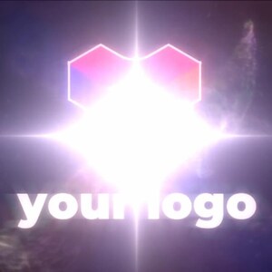 Peut inclure: Une lumière blanche brillante brille à travers une forme de cœur géométrique rose et bleue, avec le texte "yourlogo" en lettres blanches en dessous. L'arrière-plan est bleu foncé avec un effet flou et scintillant.