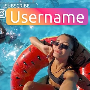 Puede incluir: Una mujer con un traje de baño negro flota en un flotador de piscina con forma de sandía en una piscina. Otras personas están nadando en la piscina. El texto "SUBSCRIBE" y "Username" se muestra en una pancarta sobre la piscina.