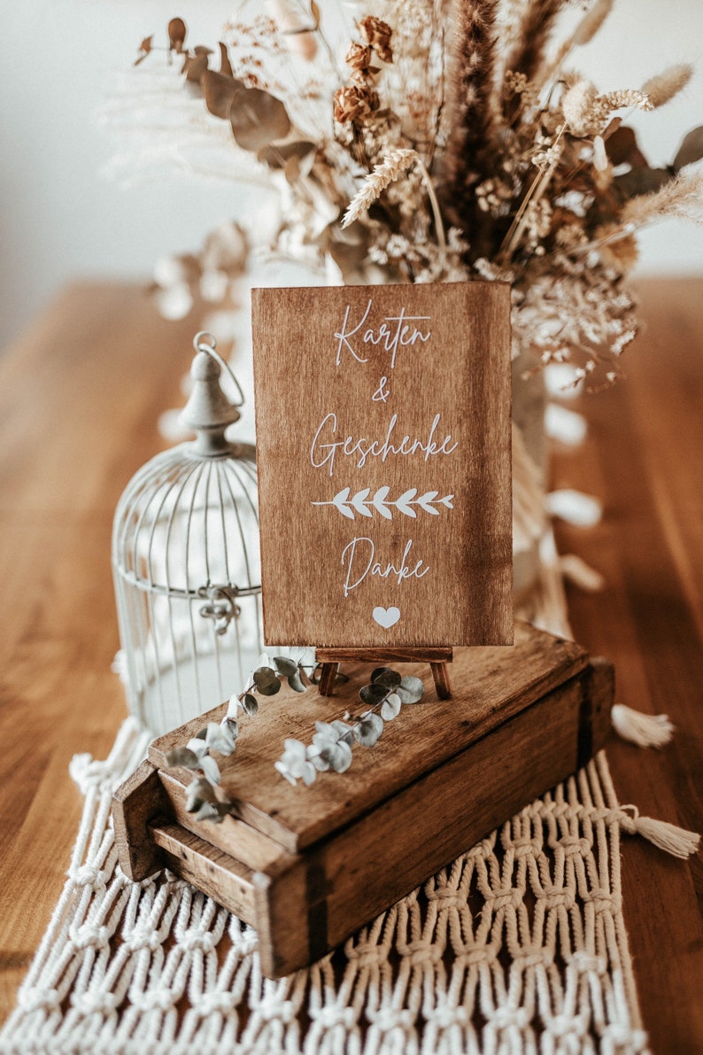 Schild aus Holz mit der Aufschrift : ,, Karten & Geschenke Danke. '' das Holzschild hat eine dunkle Lasur und eine weiße Aufschrift.